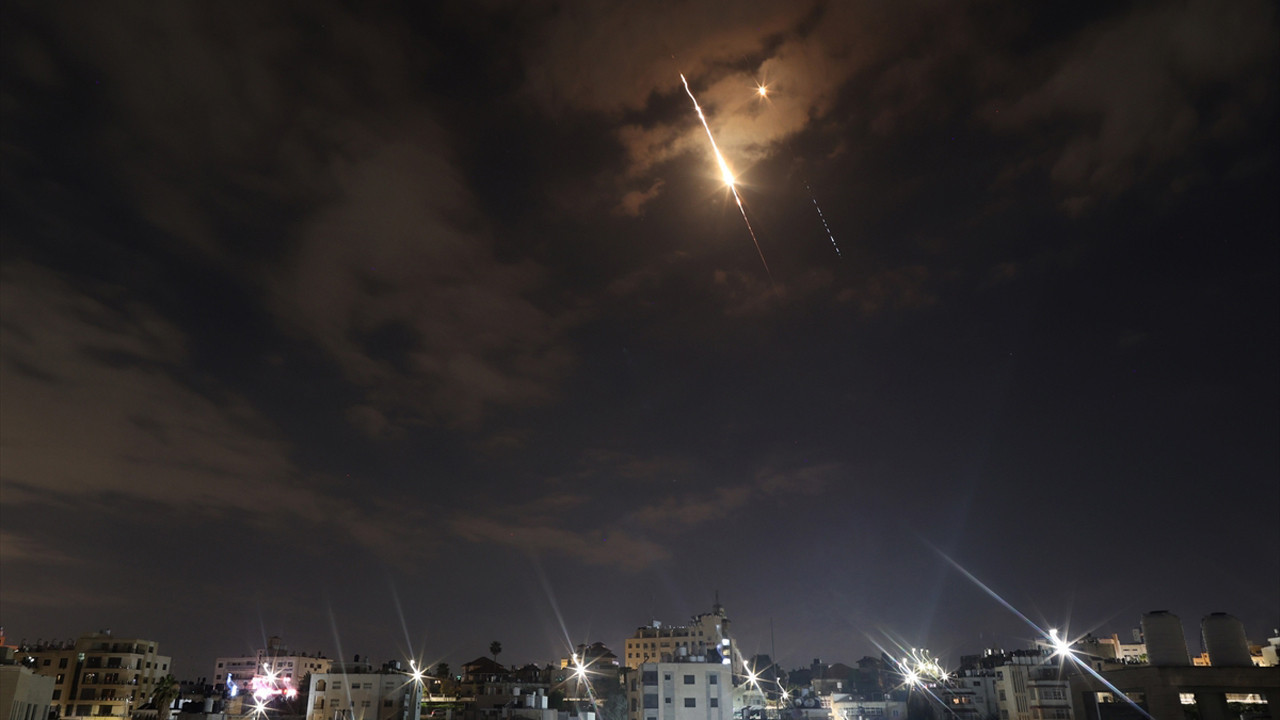 İran'dan İsrail'e yeni füze saldırı dalgası çok sayıad noktaya füze parçaları isabet etti