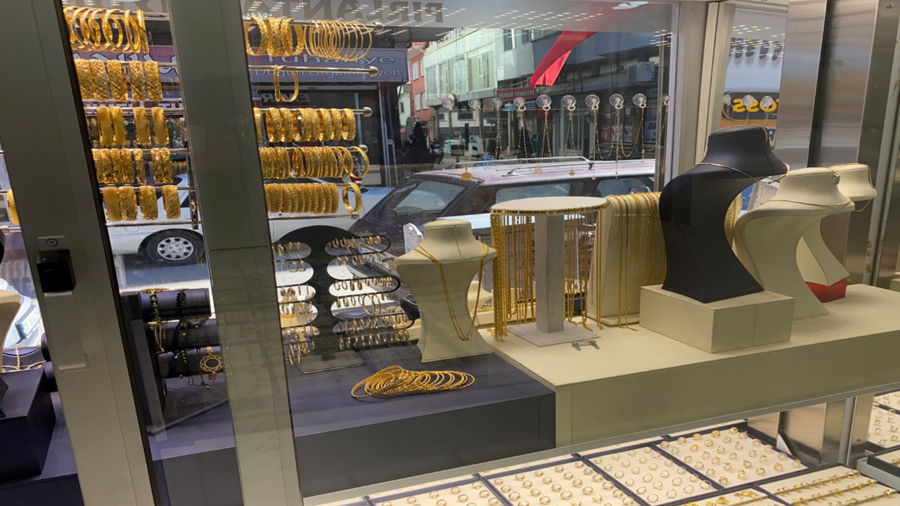 Kuyumcu dükkanının camına asılan yazı sosyal medyada patladı: ''Vallahi billahi tillahi...''