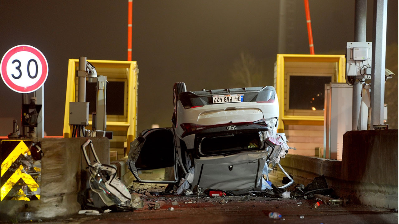 İstanbul'da otomobil gişelere çarpıp ters döndü! saniye saniye feci anlar