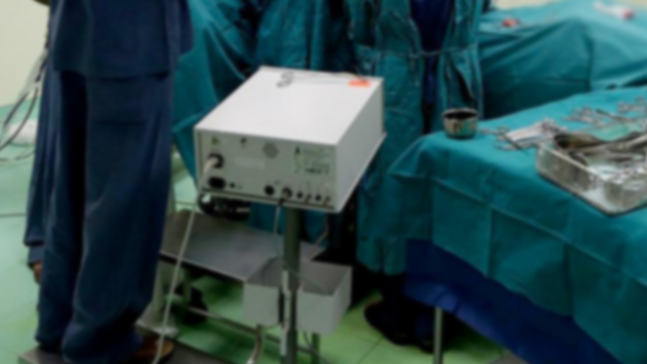 Bir bebek bağırsakları ve midesi karın dışında doğdu