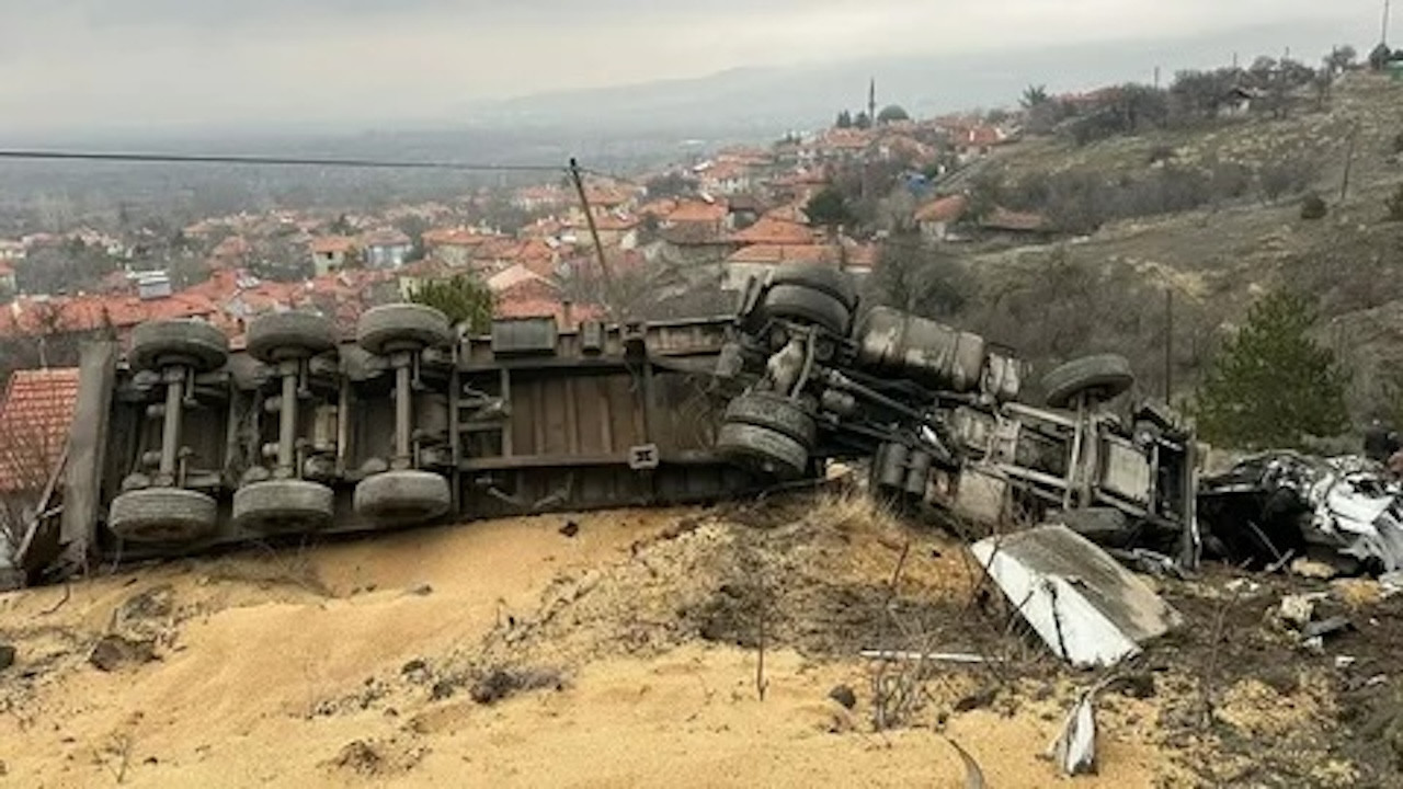 Çankırı'da tır devrildi: 3 kişi yaralandı...