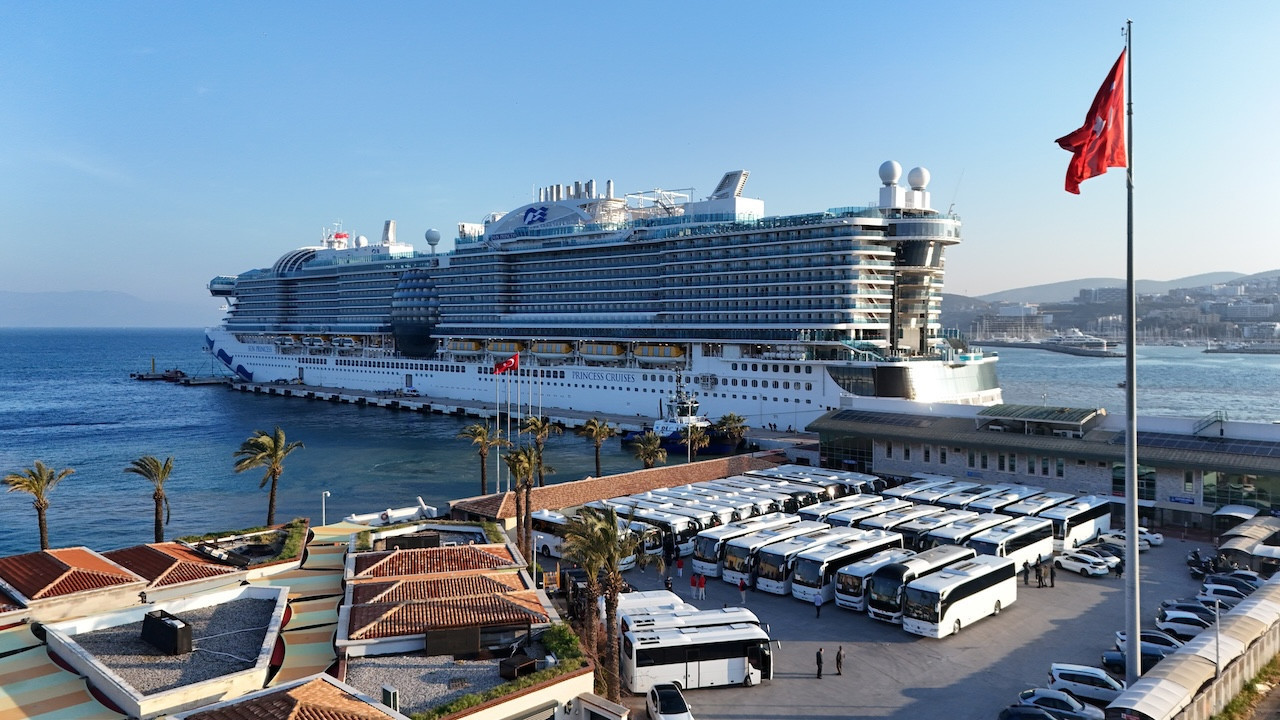Dünyanın en büyük kruvaziyerlerinden "Sun Princess" 4 bin 12 turistle Kuşadası'nda