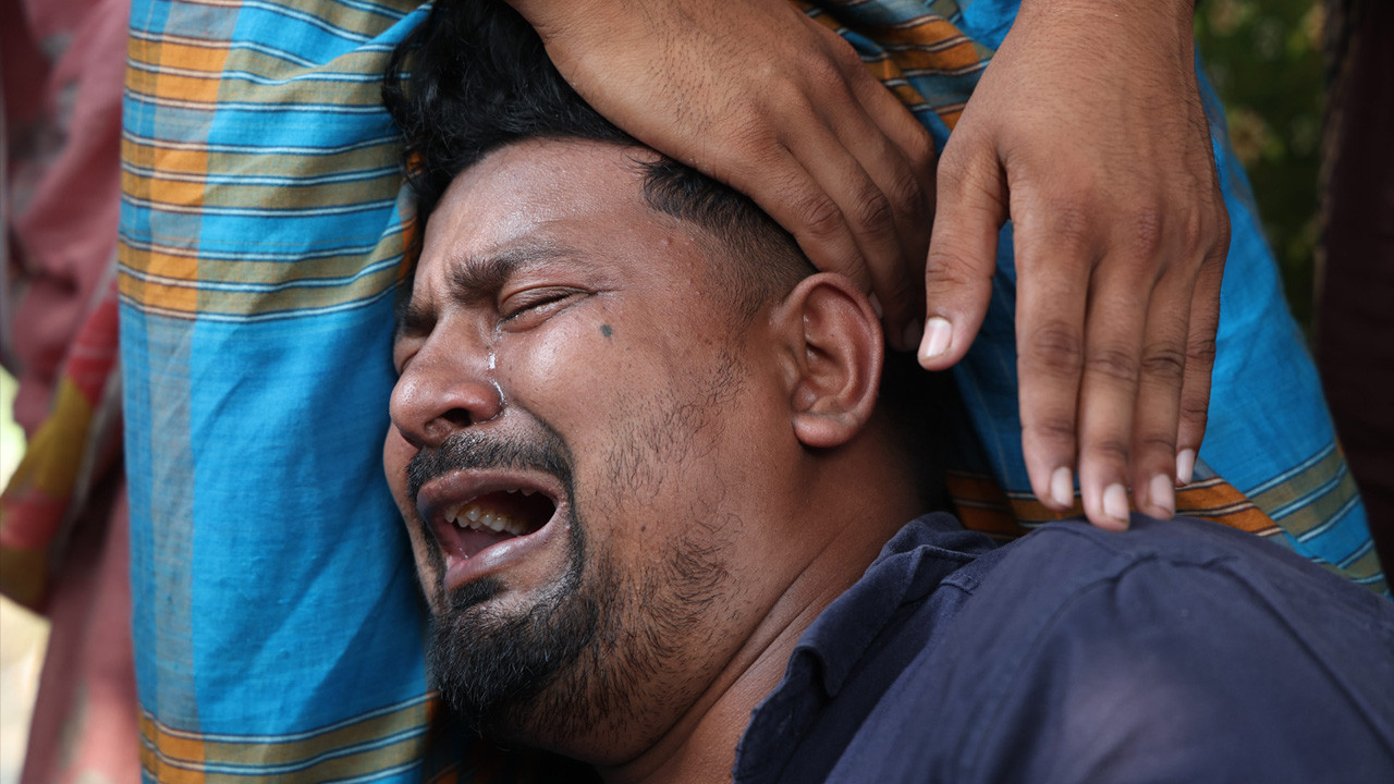 Bangladeş'te yolcu otobüsü nehre devrildi: 26 kişi hayatını kaybetti