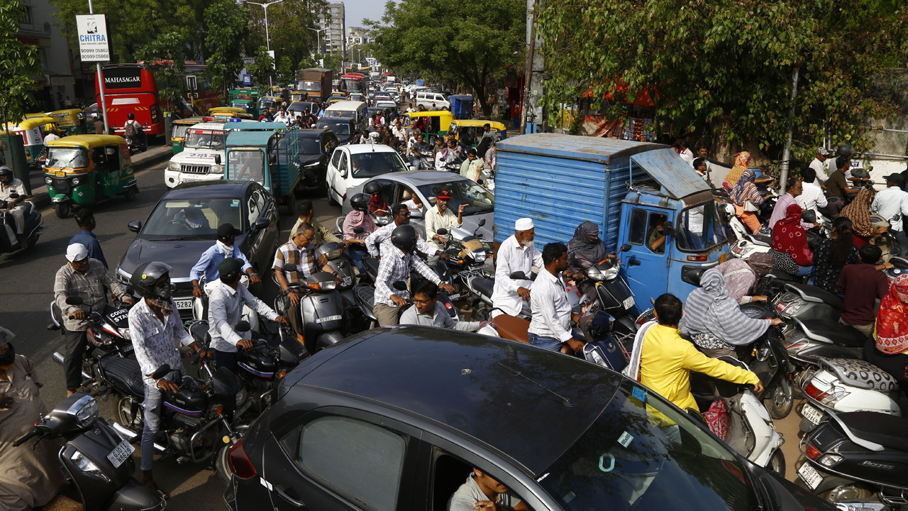Hindistan’da akaryakıt istasyonunda kuyruklar 500 metreyi aştı