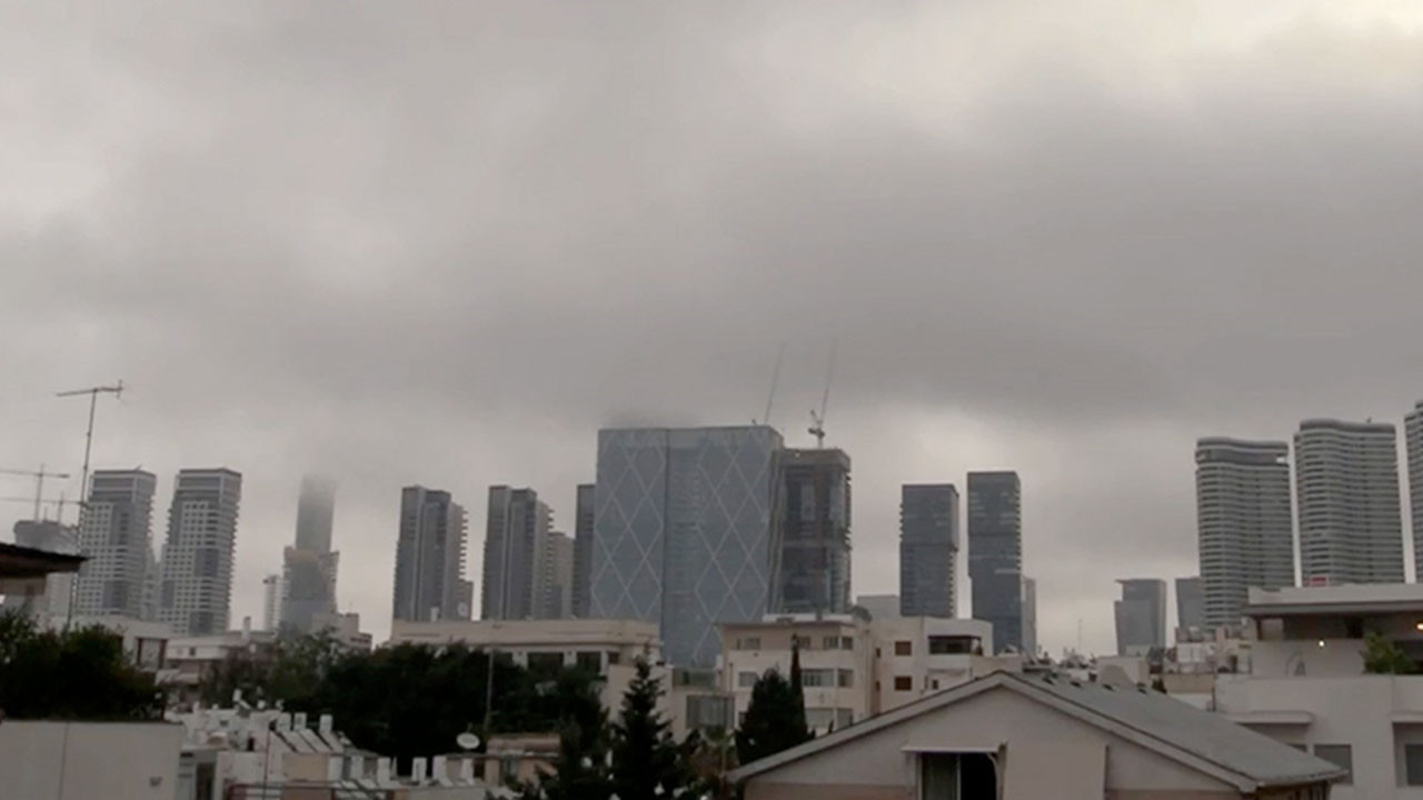 Tel Aviv'de yaralılar var! Füze parçaları isabet etti