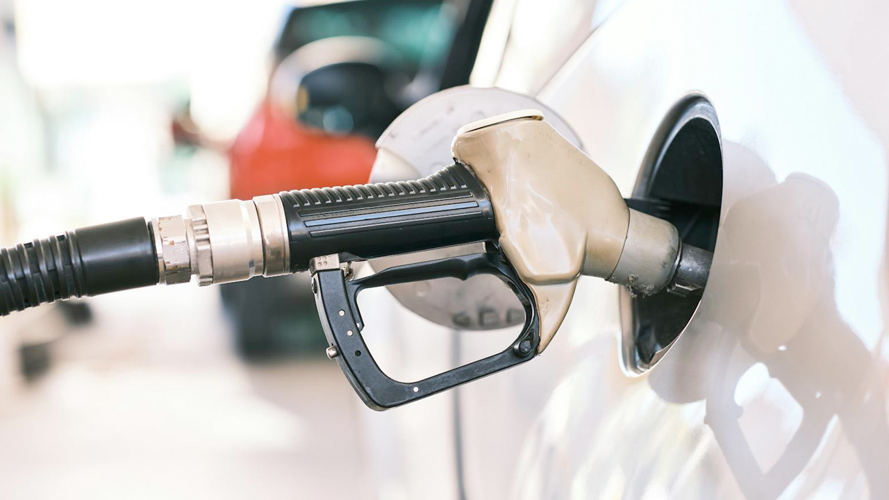 Motorinin litre fiyatına devasa indirim bu gece! Benzin için de son dakika sürprizi