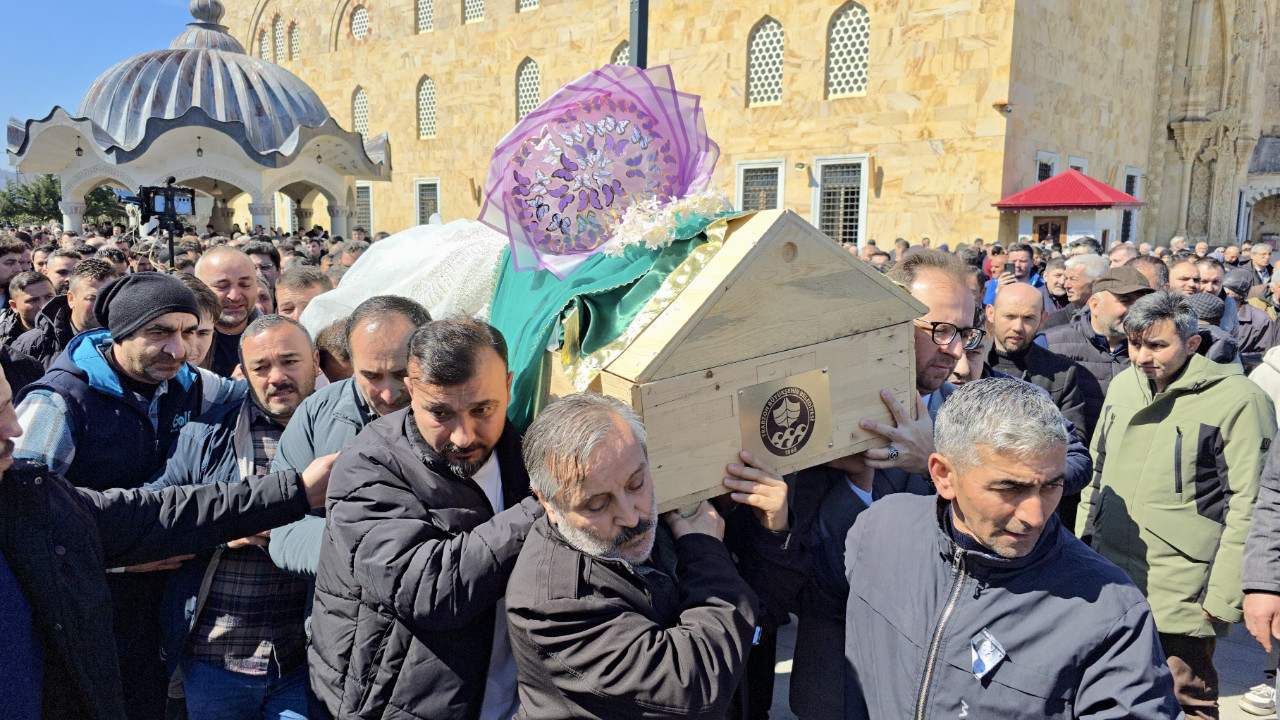 Organları 3 hastaya umut oldu! Genç kadının cenazesi memleketi Giresun'da toprağa verildi