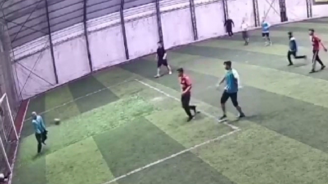 Halı sahada göğsüne top çarpan adam fenalaşıp öldü! O anlar kamerada