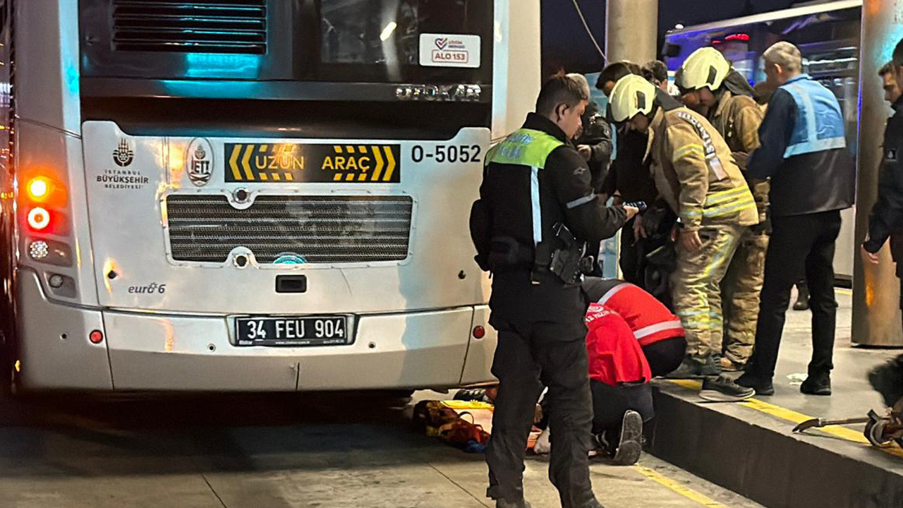 Metrobüs ayağının üzerinden geçti!