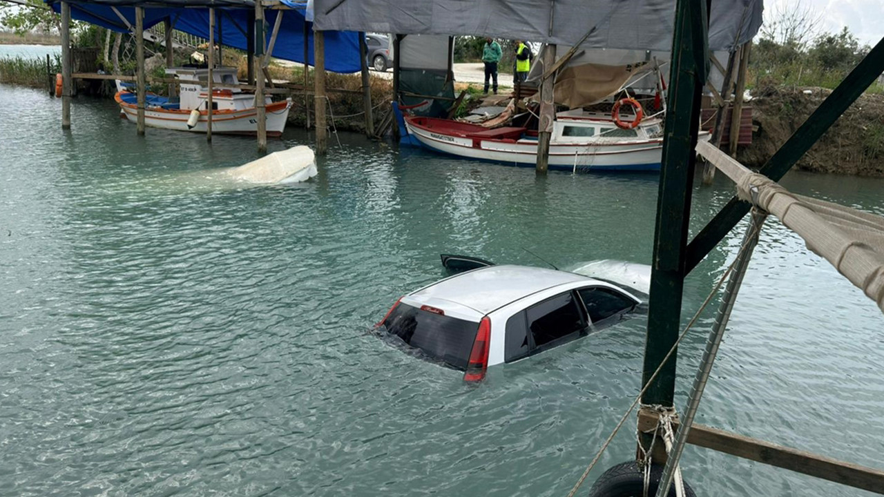 Dereye düşen otomobildeki 3 kişi yüzerek kurtuldu