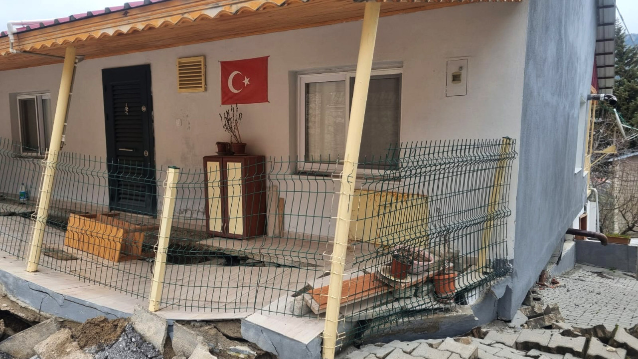 Mersin'de heyelan! Yol yarıldı, evler zarar gördü...