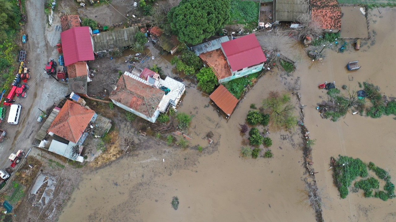Aydın'da sağanak nedeniyle akarsular taştı, ev ve iş yerlerini su bastı