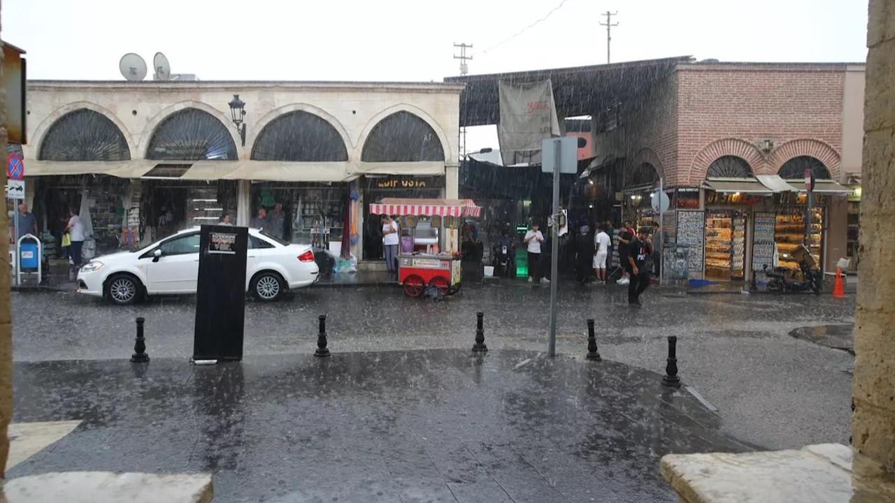 Adana'da sağanak hayatı olumsuz etkiledi