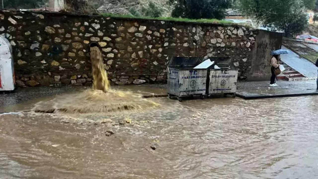 Aydın'da sağanak hayatı felç etti! Ev ve iş yerlerini su bastı
