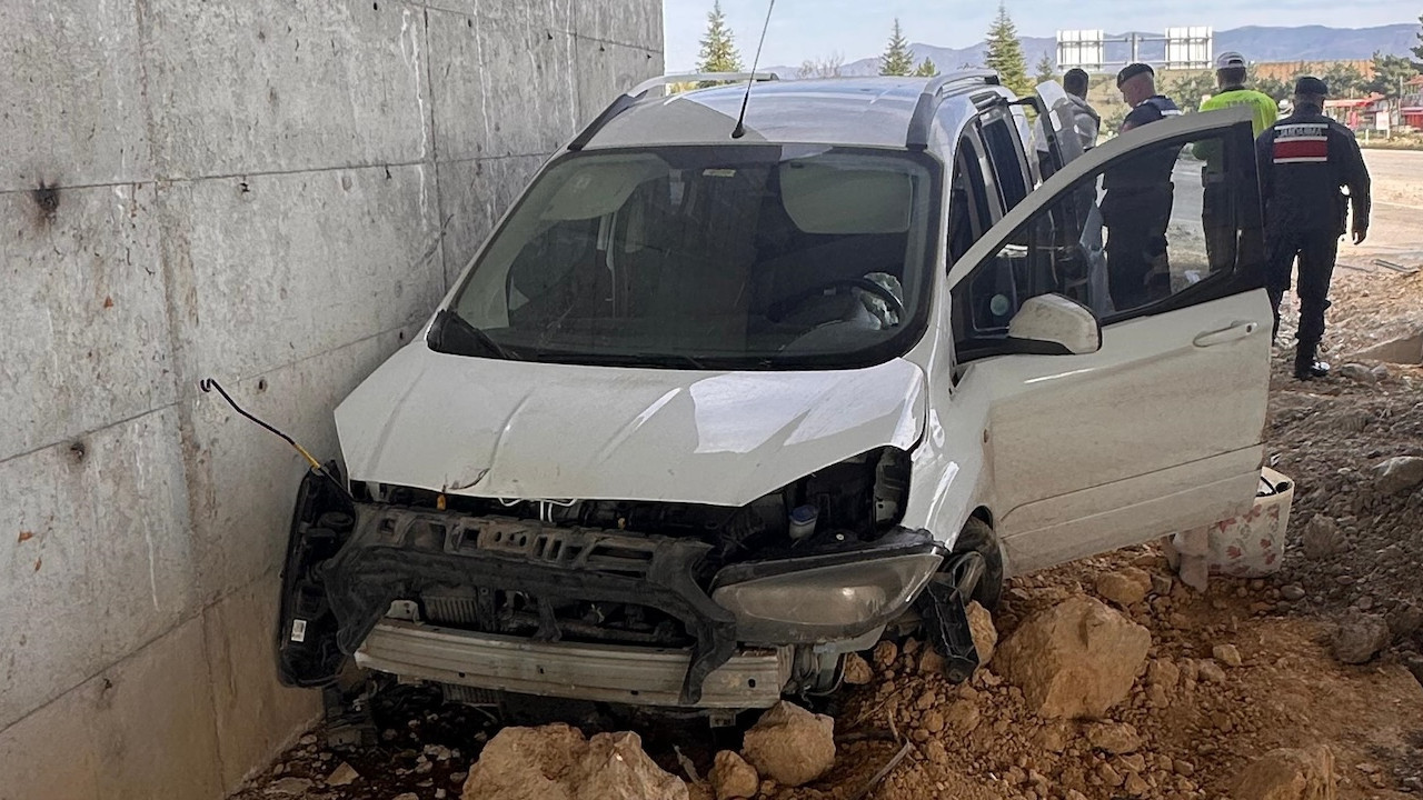 Tokat'ta kaza: Hafif ticari araçtaki 5 kişi yaralandı