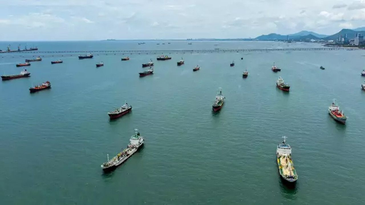 İki LNG tankeri Hürmüz Boğazı'ndan geçti