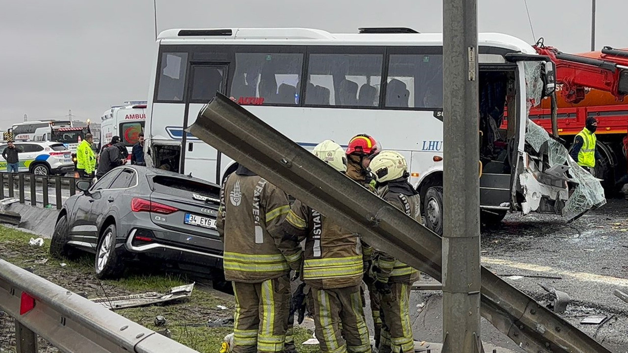 İstanbul'da polisleri taşıyan servis aracı kaza yaptı
