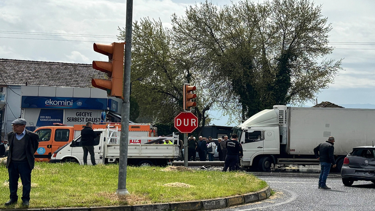 Kamyonla otomobil çarpıştı! Bisiklet sürücüsü feci şekilde can verdi