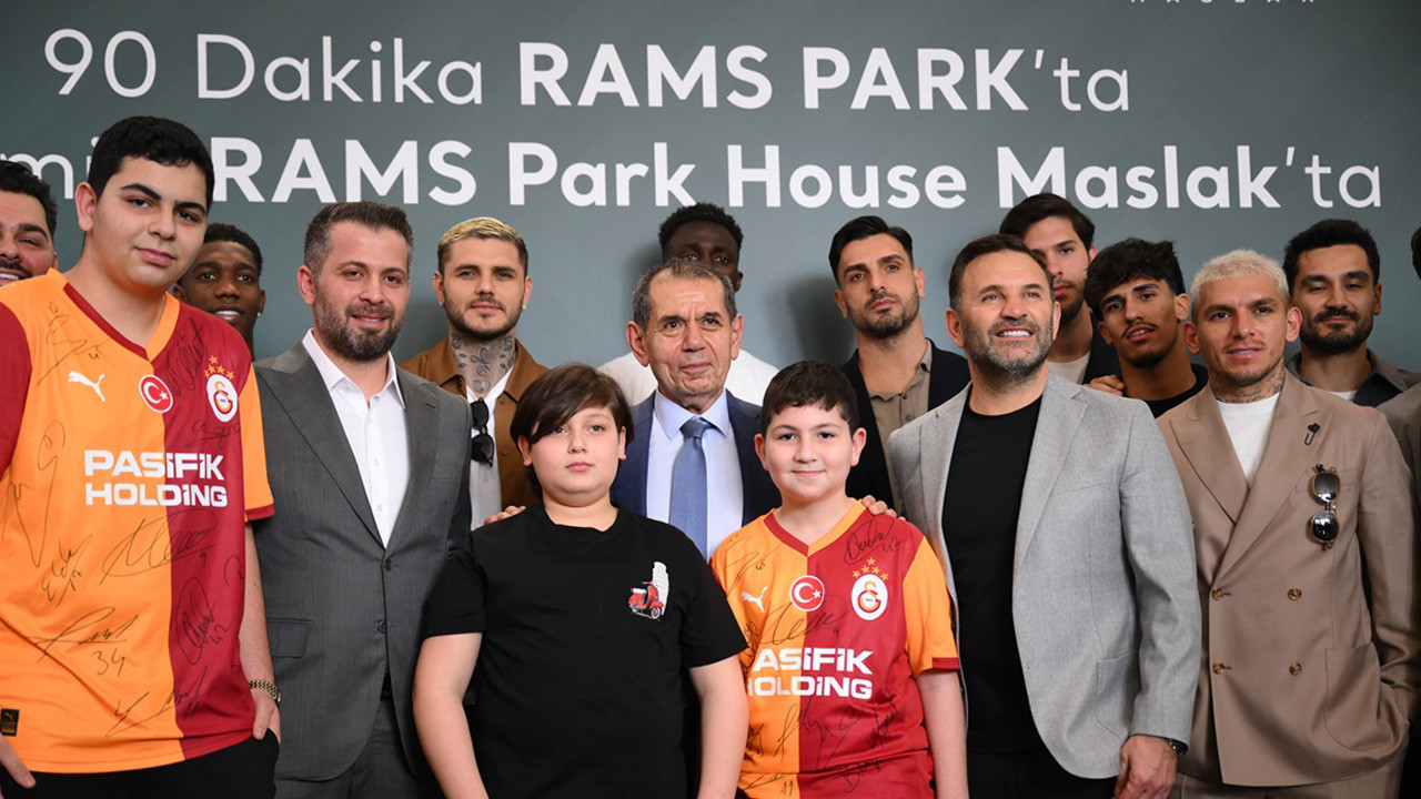 Galatasaray'da Dursun Özbek ve Okan Buruk, A Milli Futbol Takımı'nı kutladı