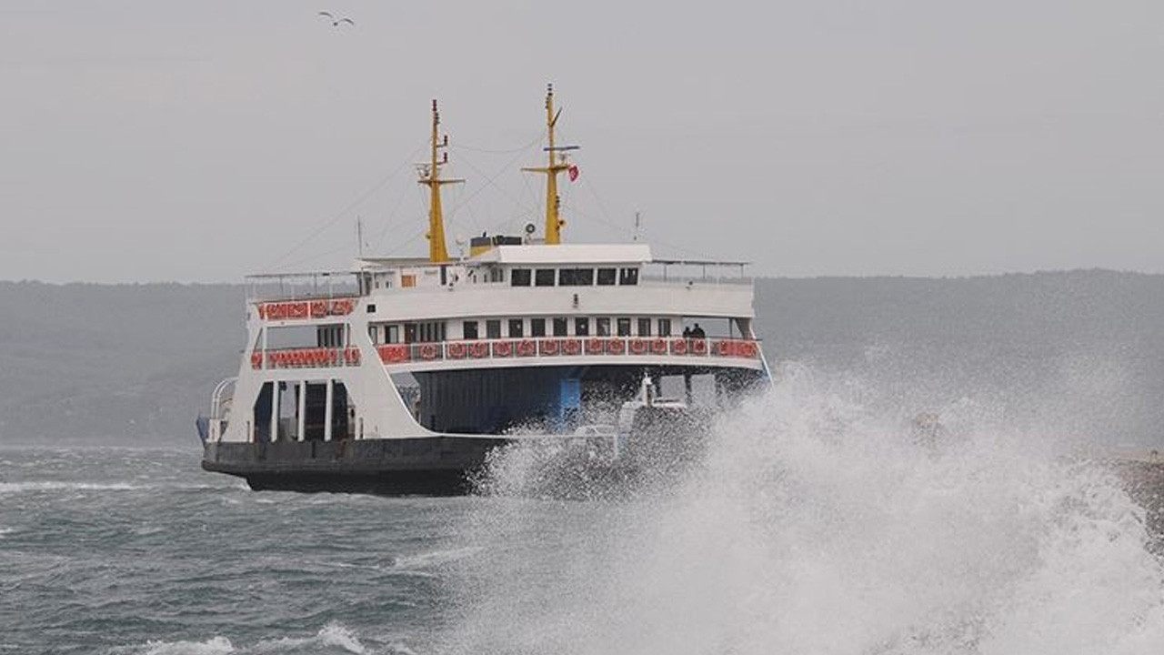 Gökçeada ve Bozcaada feribot seferlerine fırtına engeli