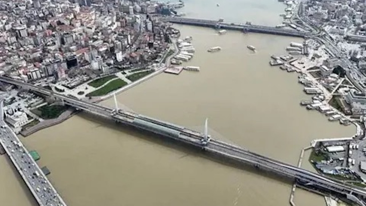 Yağışlar sebebiyle Haliç'te su kahverengiye dönüştü