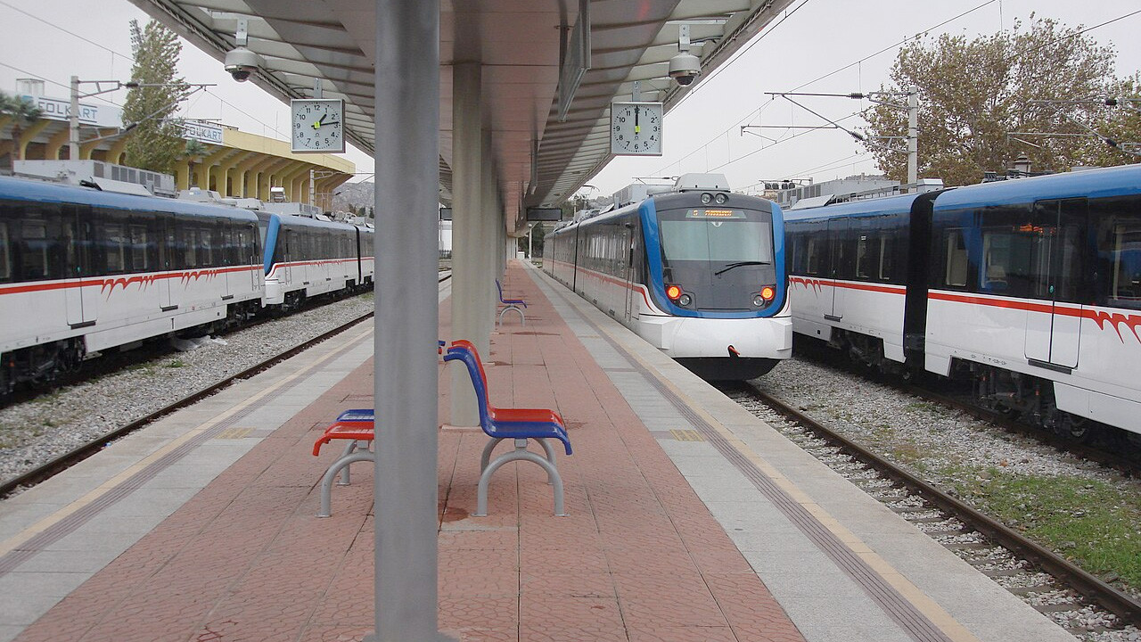 İzmir'de ulaşım ve ekmek zamlandı! İZBAN tam ve öğrenci bakın artık kaç lira