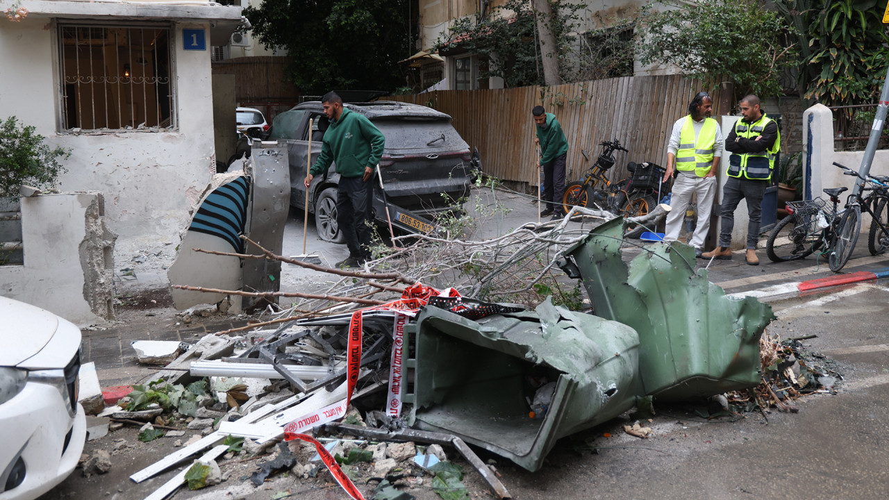 Hizbullah'ın fırlattığı roket savunma sistemini aştı doğrudan binaya isabet etti