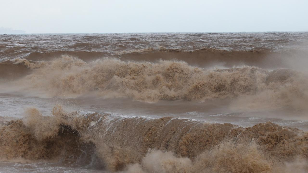 Antalya'da kuvvetli sağanak! Dalga boyu yükseldi