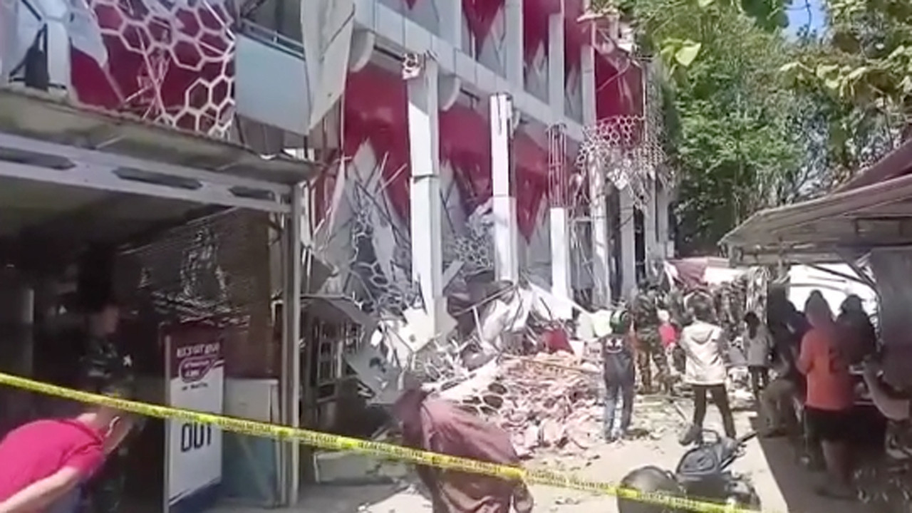 Endonezya'da 7,4 büyüklüğünde deprem medyada geldi adalarda yıkım var