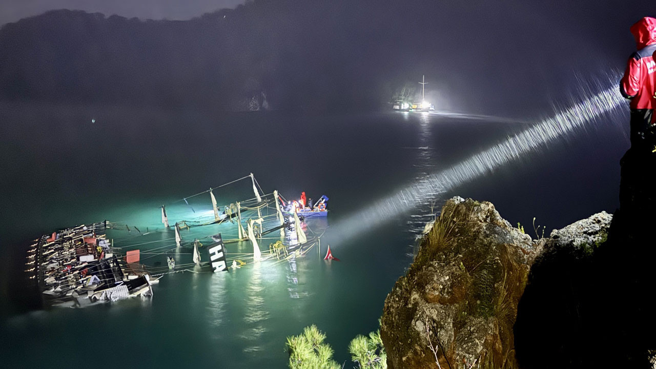 Fırtına ile sürüklenen tekne kayalıklara çarpıp battı! Acı haber