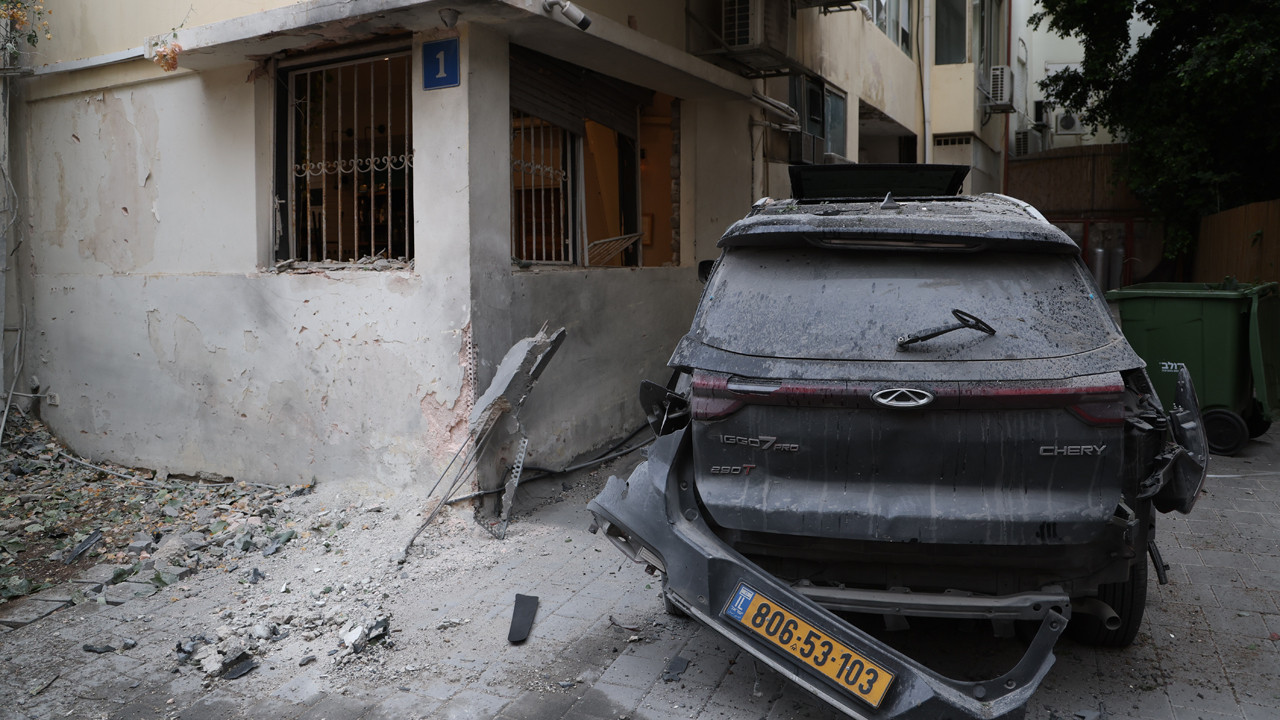 Tel Aviv'de siren sesleri çaldı ardından şiddetli patlama sesleri duyuldu