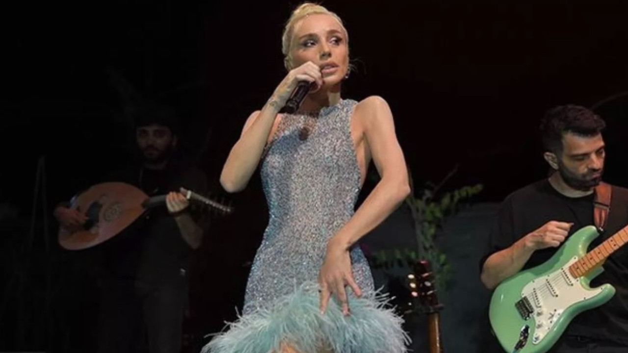 Şarkıcı Gülşen'den sahne şov! Kıyafet tercihi olay