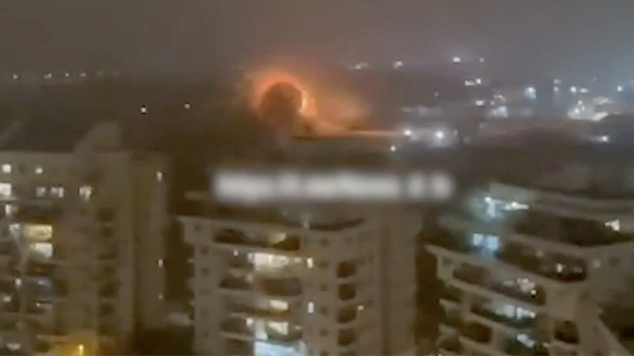 İsrail'in orta kesimine İran füze yağdırdı çok sayıda nokta hasar gördü yaralananlar oldu