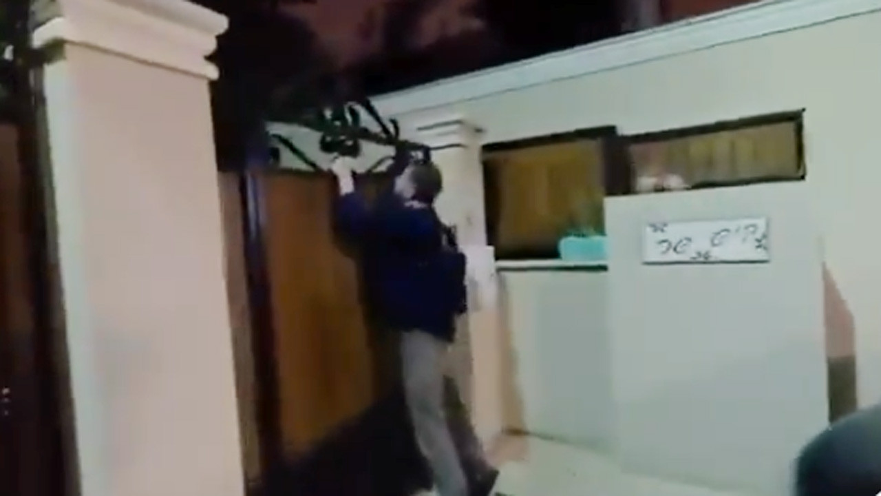 İsrail Eğitim Bakanı Yoav Kisch sığınağa girmek için kapısına gelenleri içeri almadı görüntüler olay oldu