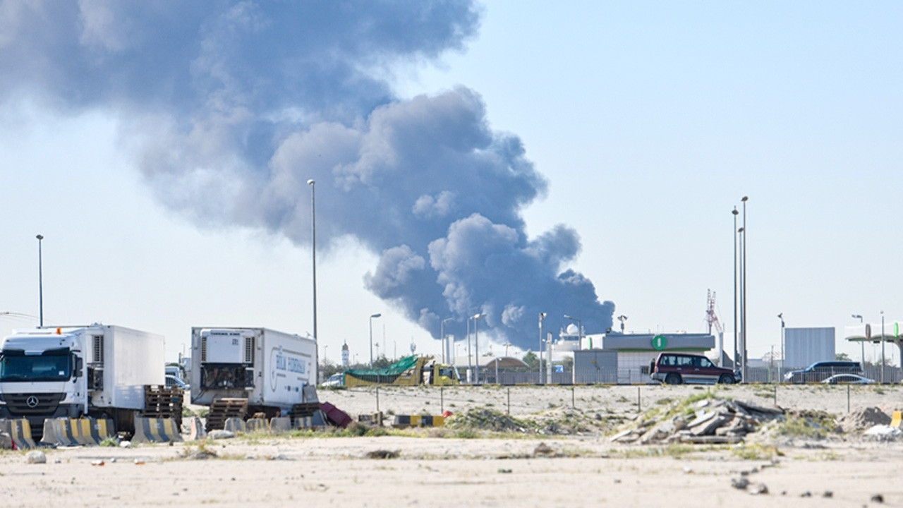 Kuveyt'teki bir petrol rafinerisinde İHA saldırısı sonucu yangın çıktı