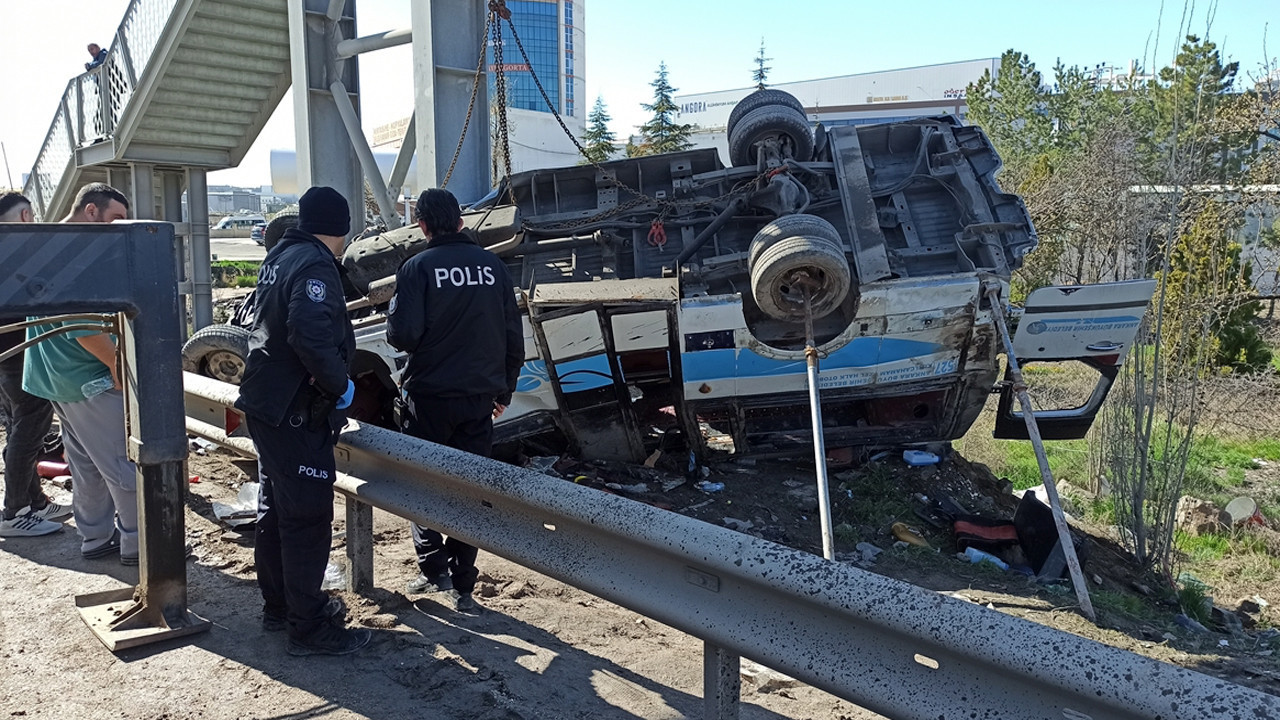 Kahramankazan'da özel halk otobüsü üst geçidin ayağına çarptığı anlar kamerada