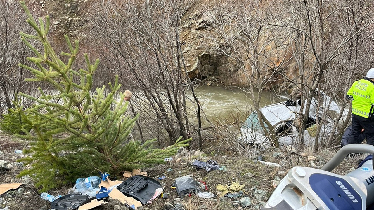 Erzincan'da minibüs dereye düştü: 6 yaralı