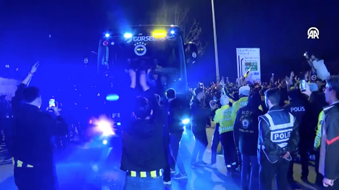 Derbiyi kazanan Fenerbahçe'yi, tesislerinde taraftarları karşıladı