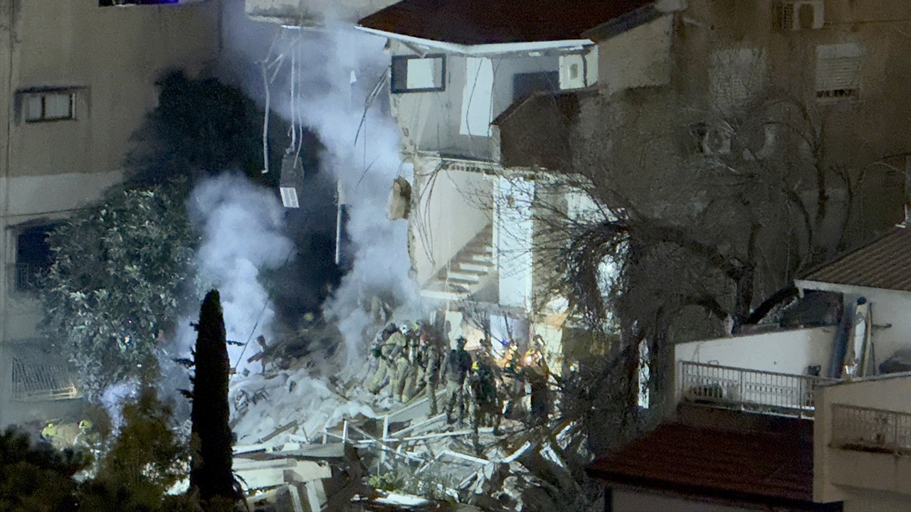 İran füzesi İsrail'in Hayfa kentinde bir binaya doğrudan isabet etti büyük yıkım var