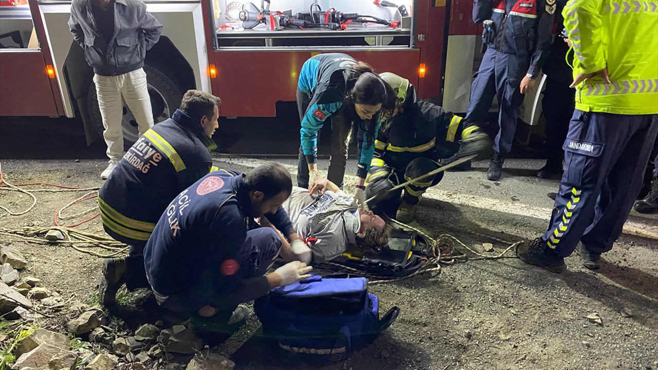 Tekirdağ'da 3 kişinin bulunduğu otomobil uçurumdan deniz kenarına düştü