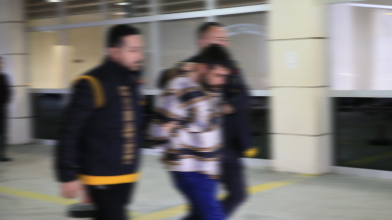 Evinde boynuna tülbent sarılı halde ölü bulundu! Meğer eşinden sonra eve gelen...