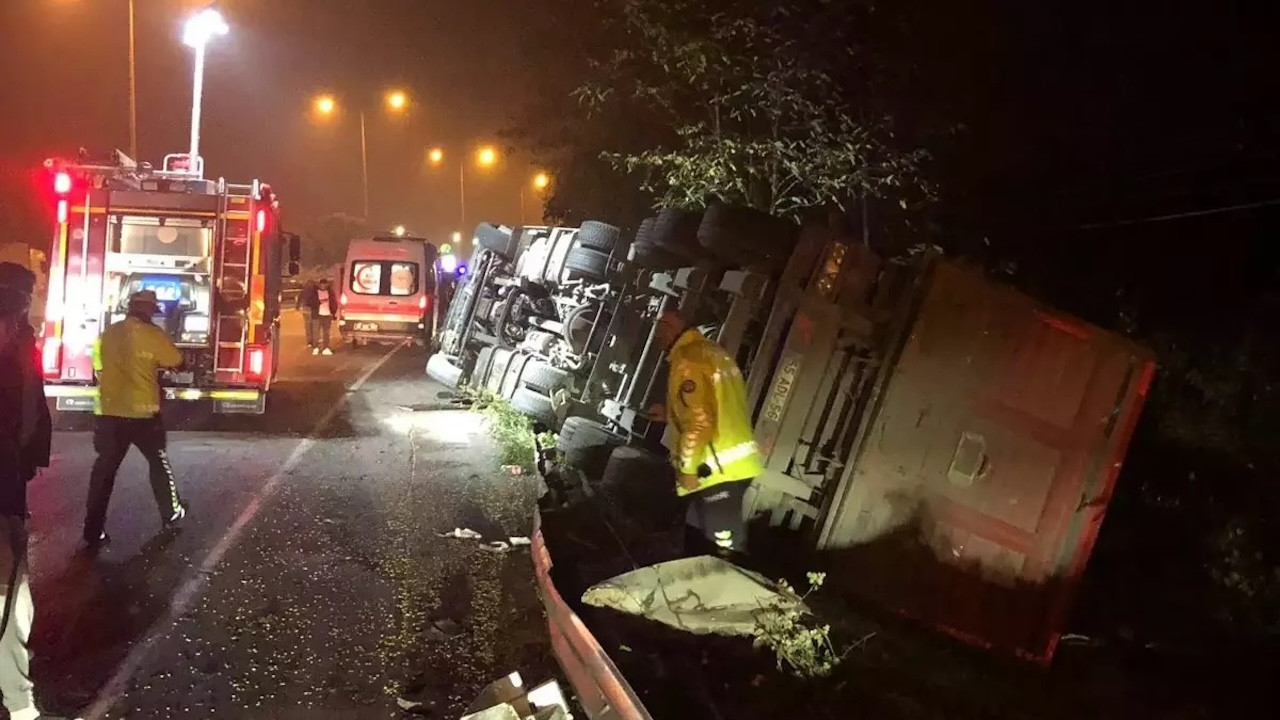 Samsun'da tır devrildi, sürücü yaralandı