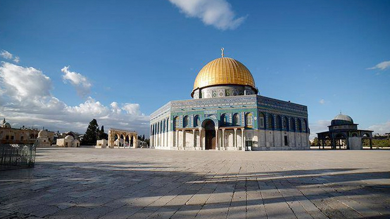 Mescid-i Aksa 41 gün sonra ibadete açıldı Filistinliler cami avlusunda şükür secdesine kapandı