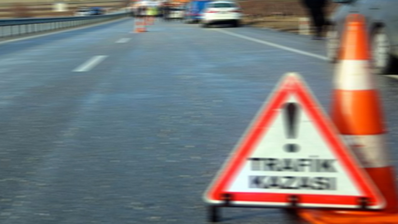 Kamyonetle otomobilin çarpıştığı kazada 4 kişi yaralandı