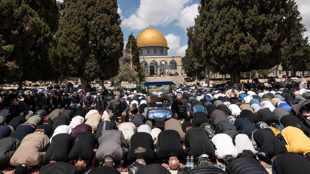 'Savaş' bahanesiyle kapatılmıştı! Mescid-i Aksa’da haftalar sonra ilk cuma namazı