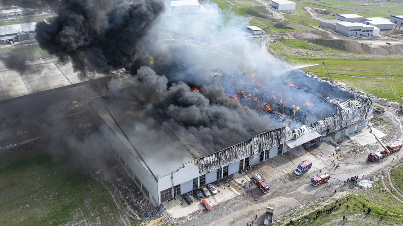 Ankara'da mobilya deposunda yangın