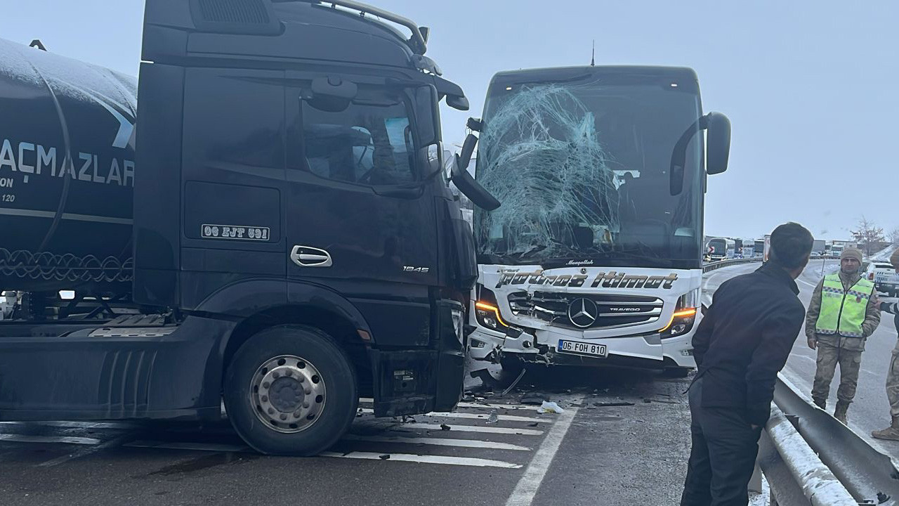 2 yolcu otobüsü ile 2 tırın karıştığı kaza! Ölü ve yaralılar var