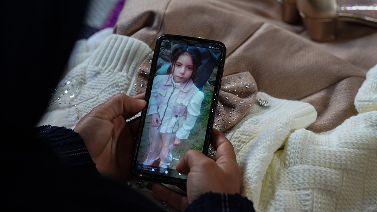 Gazzeli 9 yaşındaki Ritac, gittiği okuldan İsrail saldırısı nedeniyle beyaz kefenle döndü