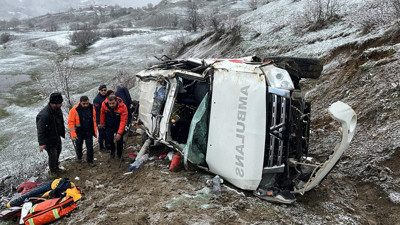 Artvin'de ambulans uçuruma devrildi! Ölü ve yaralılar var