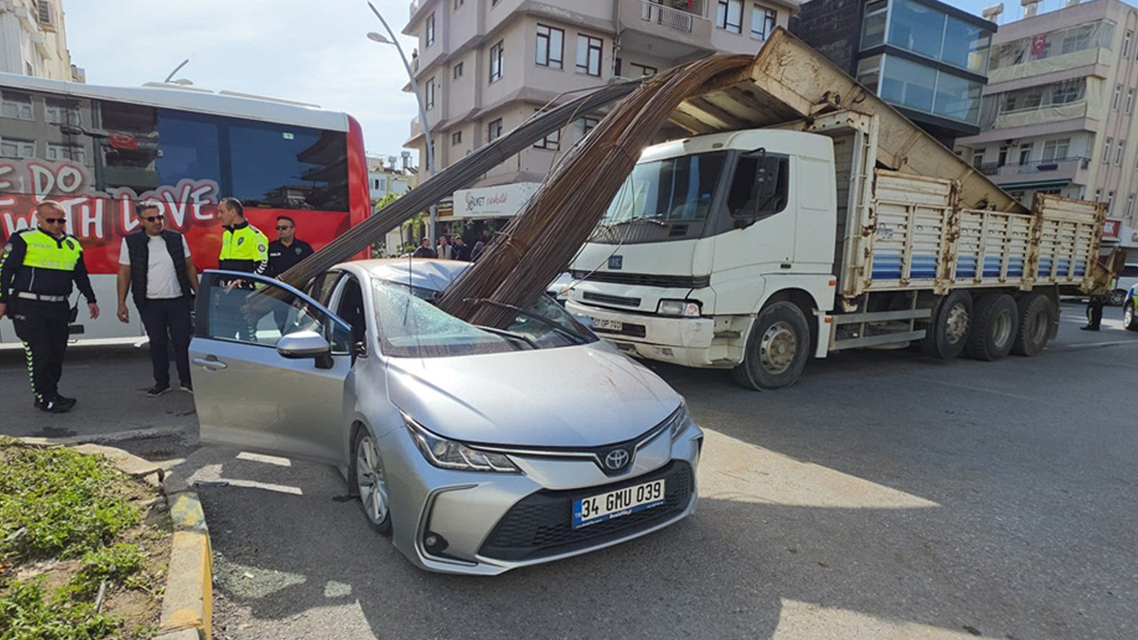 Manavgat'ta kamyondaki demirlerin otomobilin ön camına saplanması sonucu 2 kişi yaralandı
